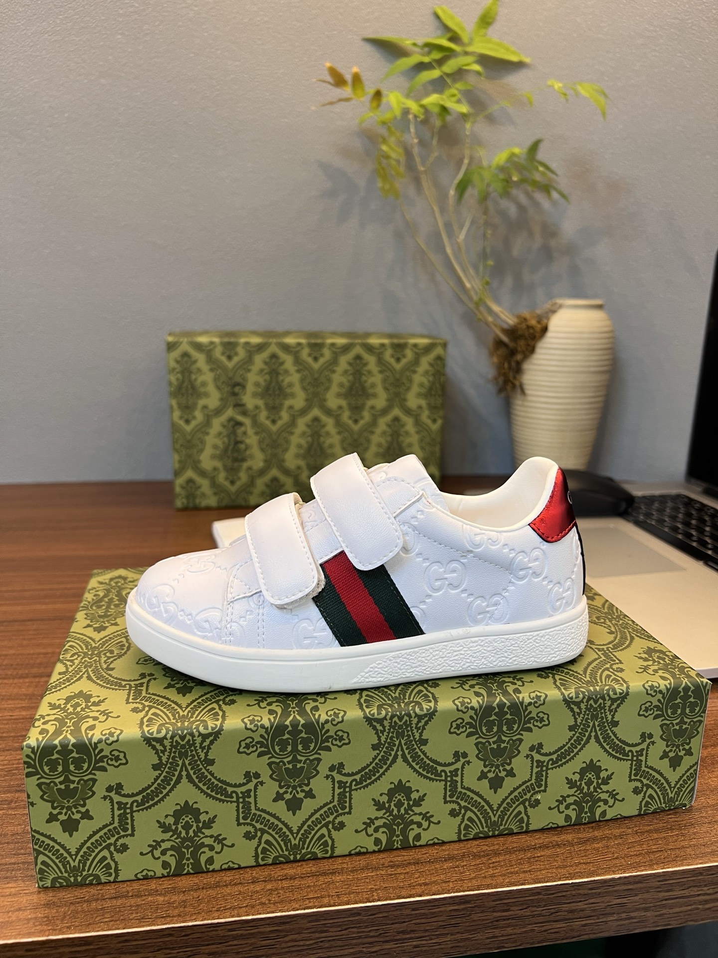Children's shoes child